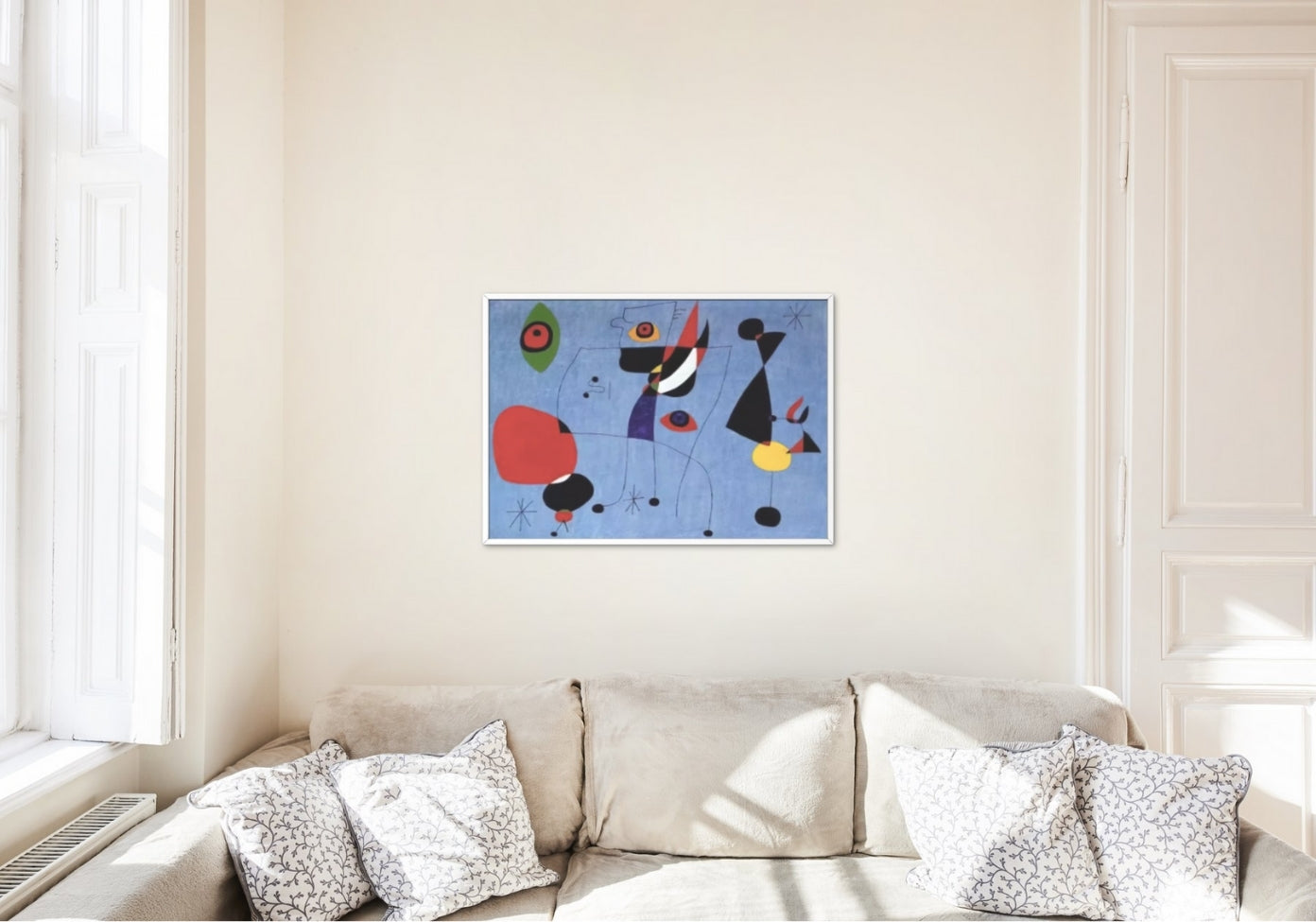 Femme et oiseaux dans la nuit