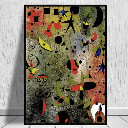 Femme et oiseaux dans la nuit