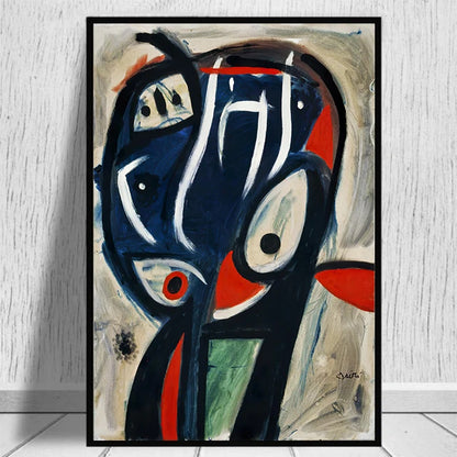 Femme et oiseaux dans la nuit