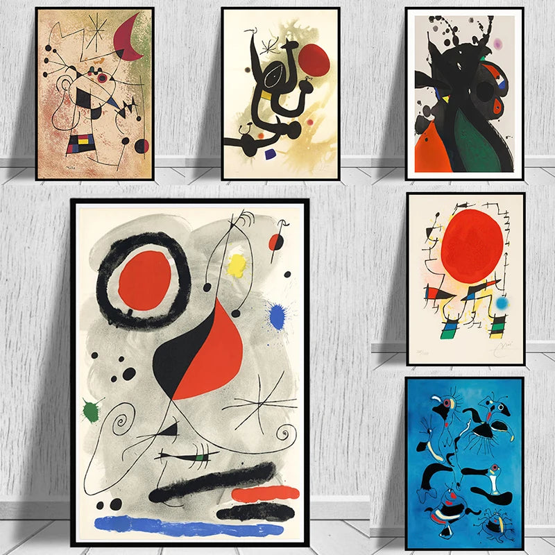 Femme et oiseaux dans la nuit
