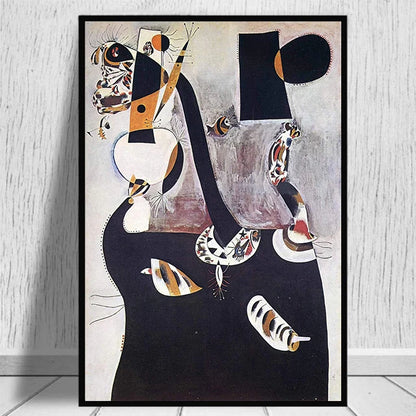 Femme et oiseaux dans la nuit