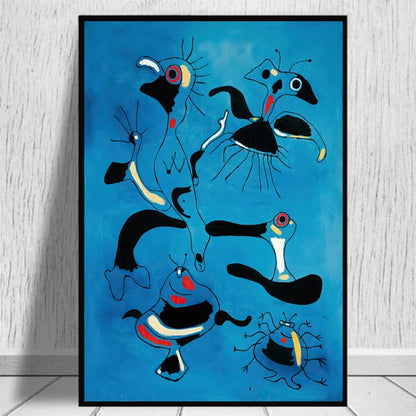 Femme et oiseaux dans la nuit